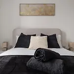 2 Bedroom - Old Trafford - Balcony - Free Parking Apartment *