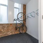 King Bed Flat In The Heart Of The - Pass The Keys * Mánchester