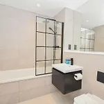Contemporary Flat In W Balcony Apartmán