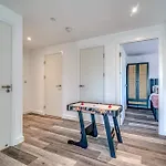 Apartment & Town Centre View - Free Parking - 1 Minute To Transport Links - Sleeps 5 *
