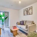 The Trafford Centre - View - Close To Airport - Sleeps 6 * Manchester