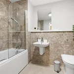 Lux 2bd, Free Parking & Wifi, Near Mcr Center And Media *