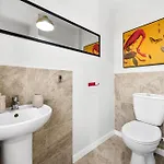 15 Mins To Centre! Sleeps 7, Free Parking, Wi-fi & Garden Manchester