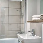 View - 1 Minute To Transport Links - Sleeps 3