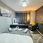 Air Conditioned Luxury 2-bed Apartment,office With Built-in Tv King Bed, Private Entrance And Free Parking Apartment *