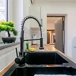 Tallis House, Near Centre, Sleeps 8 By Nmb Daire