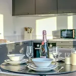 & Town Centre View - Free Parking - 1 Minute To Transport Links - Sleeps 5 Apartment *