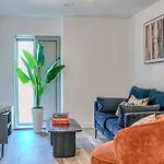 View - 1 Minute To Transport Links - Sleeps 3