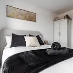 2 Bedroom - Old Trafford - Balcony - Free Parking Apartment