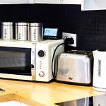 Spacious 4 Bedroom House With Pacman,darts, Netflix By Vista Short Lets