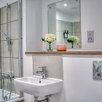 & Town Centre View - Free Parking - 1 Minute To Transport Links - Sleeps 5 Manchester