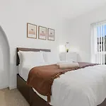 Spacious 4 Bedroom House With Pacman,darts, Netflix By Vista Short Lets