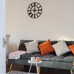 15 Mins To Centre! Sleeps 7, Free Parking, Wi-fi & Garden * Manchester