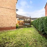15 Mins To Centre! Sleeps 7, Free Parking, Wi-fi & Garden *