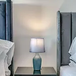 Apartment & Town Centre View - Free Parking - 1 Minute To Transport Links - Sleeps 5 Manchester