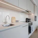 Stylish And Spacious 2 Bedroom 2 Bathroom *