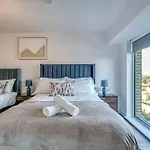 Apartment & Town Centre View - Free Parking - 1 Minute To Transport Links - Sleeps 5 Manchester