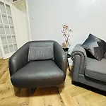 Air Conditioned Luxury 2-bed Apartment,office With Built-in Tv King Bed, Private Entrance And Free Parking *
