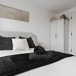 2 Bedroom - Old Trafford - Balcony - Free Parking Apartment *