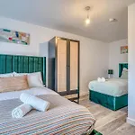 Apartment & Town Centre View - Free Parking - 1 Minute To Transport Links - Sleeps 5 Manchester
