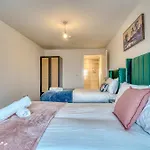 The Trafford Centre - View - Close To Airport - Sleeps 6