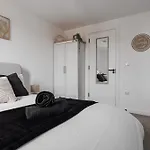 Apartment 2 Bedroom - Old Trafford - Balcony - Free Parking *