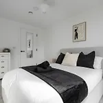 Apartment 2 Bedroom - Old Trafford - Balcony - Free Parking *