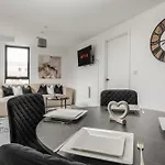 2 Bedroom - Old Trafford - Balcony - Free Parking *