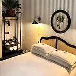 Piccadilly Hotel *
