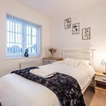 Holiday home Family-Friendly 4-Bedroom House In Moston With Parking And Garden