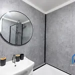 Nyaraló Modern Townhouse-free Parking-game Room-w-ifi