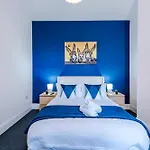Tatil Evi New Large 4 Bedroom House, Sleeps 9, Games Room, Free Parking, Ps4 *