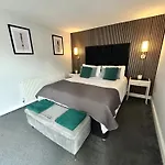 Spacious 4br House With Canal Views & Garden