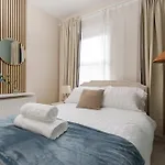 בית נופש 2br Cozy Retreat - Pool Table - Wifi - Sleeps 7 *