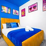 Vakantiehuis 2 Bedroom House With 4 Beds, 3 Doubles & 1 Single - In Salford, 10 Mins Uber From Centre - Located In Salford Close To Old Trafford, United, Trafford Park, Salford Quays & More! With Garden & Parking - By Maevela *