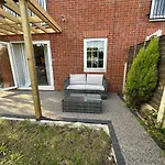 Spacious 4br House With Canal Views & Garden 펜션 *
