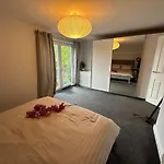 펜션 Spacious 4br House With Canal Views & Garden *