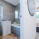 Modern 2-bed By 53 Degrees Near Etihad & Centre, With Free Parking! 펜션