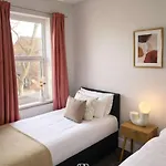 بيت للعطل New Stylish 4br - Sleeps 9 - Parking مانشستر