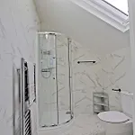 بيت للعطل Spacious 5br House Near Centre
