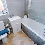 Modern 2-bed By 53 Degrees Near Etihad & Centre, With Free Parking! 펜션 *