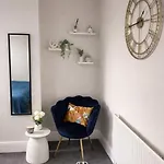 New Stylish 4br - Sleeps 9 - Parking بيت للعطل