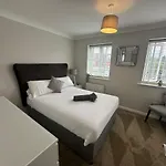Stretford 4 Bed Townhouse M32 بيت للعطل