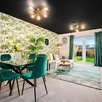 2 Bedroom House With 4 Beds, 3 Doubles & 1 Single - In Salford, 10 Mins Uber From Centre - Located In Salford Close To Old Trafford, United, Trafford Park, Salford Quays & More! With Garden & Parking - By Maevela Manchester