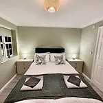 Stretford 4 Bed Townhouse M32 *