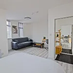 Spacious 5br House Near Centre بيت للعطل