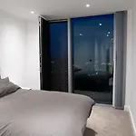 High Rise In Centre With Stunning Views Διαμέρισμα *