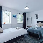 Salford 4 Bed House - Free Parking - Sleeps 7