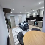 Easy Access To Airport &city Centre Apartment *