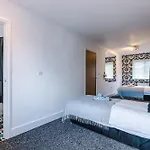 Salford 4 Bed House - Free Parking - Sleeps 7 Apartmán *